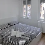 Cecilia S House شقة